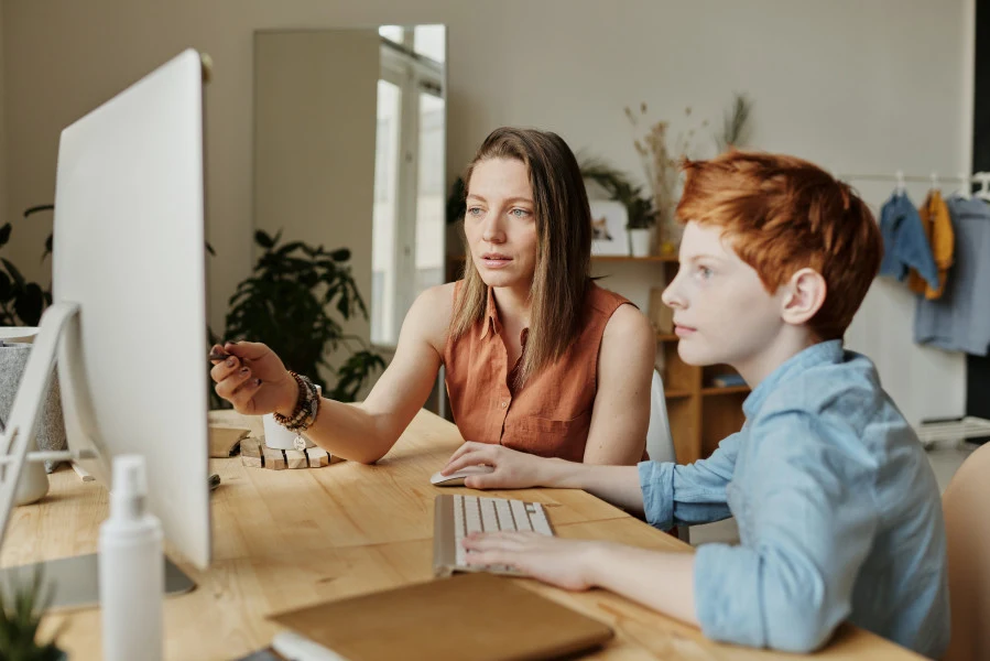 Enfant fasse au web