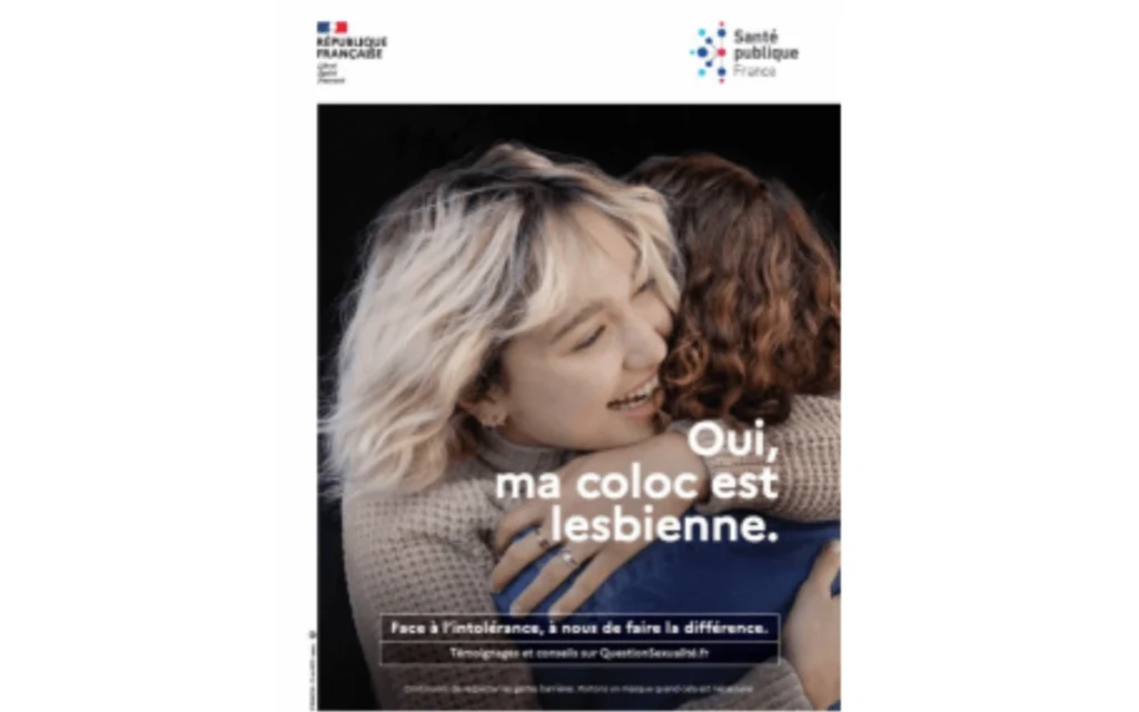 Affiche d’une campagne de sensibilisation LGBT+ sur un panneau publicitaire.